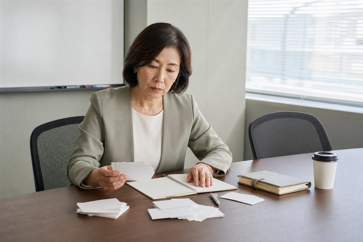 管理職の業務と責任を整理する50代女性